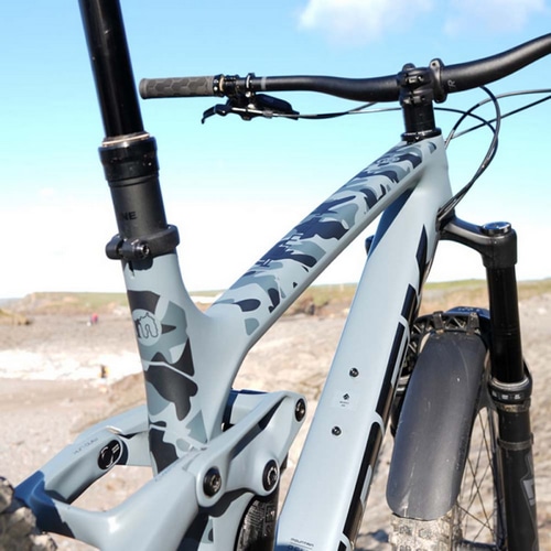 MUCKY NUTZ ( �}�b�L�[�i�b�c ) �X�e�b�J�[ SKINZ FRAME PROTECTION ( �X�L���Y �t���[���v���e�N�V���� ) GLOSS BLACK / CAMO ( �O���X�u���b�N / �J���t���[�W�� )