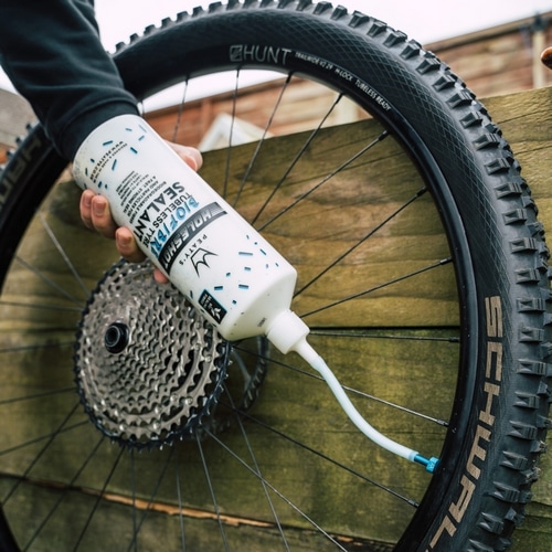 PEATYS ( �s�[�e�B�[�Y ) �p���N�C���L�b�g HOLESHOT BIOFIBRE TUBELESS TYRE SEALANT ( �z�[���V���b�g �o�C�I�t�@�C�o�[ �`���[�u���X �^�C�� �V�[�����g ) 5L