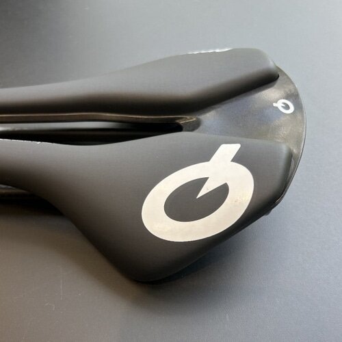 prologo ( プロロゴ ) サドル NAGO R4 PAS NACK ( ナゴ R4 パス ナック ) プロチームBIG Oレプリカ 245×137mm