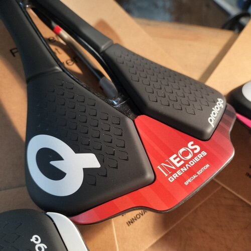 prologo ( プロロゴ ) サドル SCRATCH M5 PAS TIROX WORLD TOUR EDITION ( スクラッチ M5 パス タイロックス ワールドツアー エディション ) イネオス・グレナディアーズ 140mm