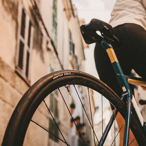 GOODYEAR ( �O�b�h�C���[ ) �N�����`���[�^�C�� EAGLE TUBELESS READY ( �C�[�O�� �`���[�u���X���f�B ) �^��(�u���E��) 700X28 ( 622 )