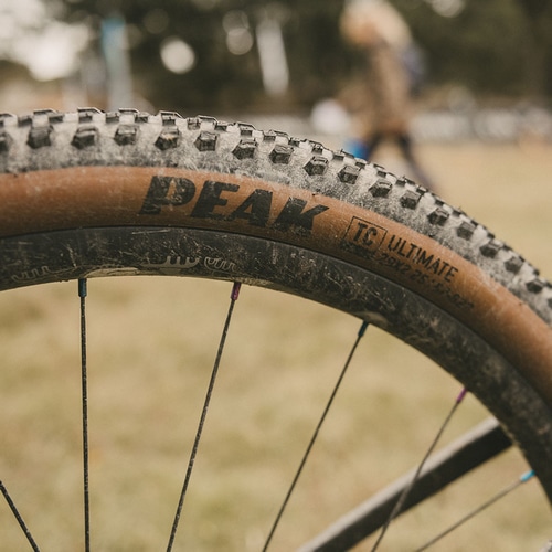 GOODYEAR ( �O�b�h�C���[ ) �`���[�u���X�^�C�� PEAK ULTIMATE TUBELESS COMPLETE ( �s�[�N �A���e�B���C�g �`���[�u���X�R���v���[�g ) �u���b�N 29X2.25 ( 622 )