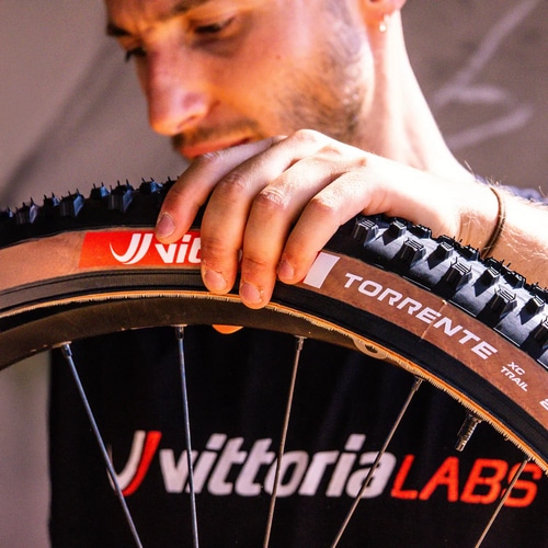 VITTORIA ( �r�b�g���A ) �`���[�u���X�^�C�� TORRENTE XC-TRAIL G2.0 TLR ( �g�����e �N���X�J���g���[�g���C�� G2.0 �`���[�u���X���f�B ) �I�[���u���b�N 29X2.25 ( 622 )