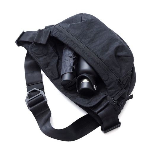CHROME ( クローム ) ショルダーバッグ他(ダッフル、ブリーフケース、ワンハンドル、キャリーバッグ) BOT FLAP SLING 8L ( ボット フリップ スリング 8L ) ブラッククリンクル 8L