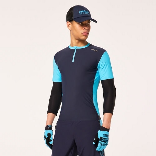 OAKLEY ( オークリー ) 半袖ジャージ POINT TO POINT 1/4 ZIP JERSEY ( ポイント トゥ ポイント クオーター ジップ ジャージ ) ファゾム/ブライトブルー M