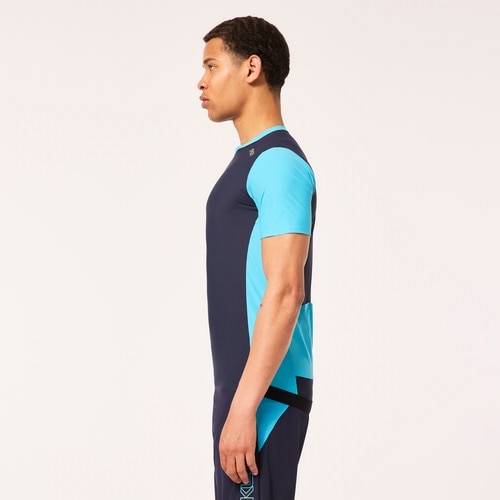 OAKLEY ( オークリー ) 半袖ジャージ POINT TO POINT 1/4 ZIP JERSEY ( ポイント トゥ ポイント クオーター ジップ ジャージ ) ファゾム/ブライトブルー M