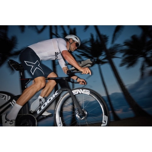 2XU ( �c�[�^�C���Y���[ ) �g���C�X�[�c LIGHT SPEED REACT SLEEVED TRISUIT ( ���C�g �X�s�[�h ���A�N�g �X���[�u �g���C�X�[�c ) BLK/WHT S