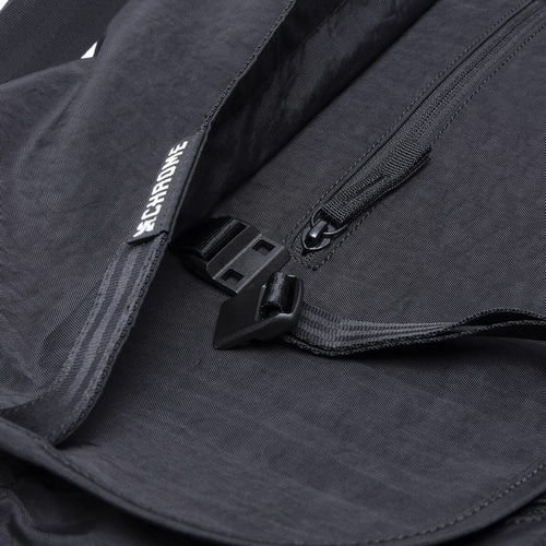 CHROME ( N[ ) bZW[obO COURIER FLAP MESSENGER 20L ( N[G tbv bZW[ ) ubNNN 20L