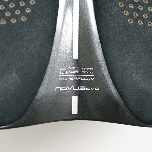 SELLE-ITALIA ( �Z���C�^���A ) �t�J���I���W�i�� �T�h�� NOVUS BOOST EVO TM SUPERFLOW ( �m�u�X �u�[�X�g �G�{ TM �X�[�p�[�t���[ ) �k�o�b�N L3