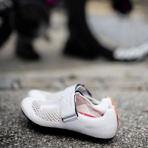 DMT ( �f�B�[�G���e�B�[ ) �r���f�B���O�V���[�Y OXY ( �I�L�V ) �z���C�g/�`���[�N 42 ( 26.6cm )