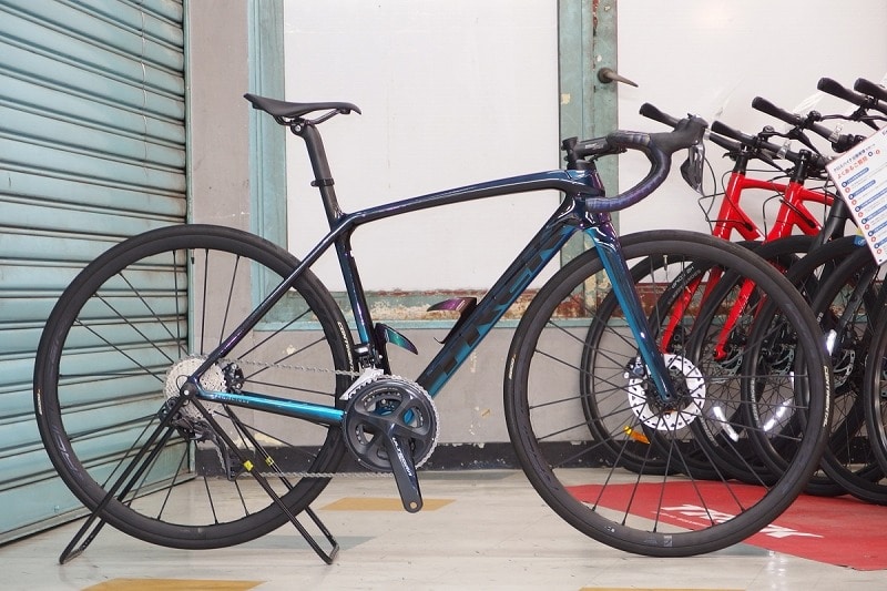 TREK ( トレック ) ロードバイク PROJECT ONE EMONDA SLR ( プロジェクトワン エモンダ SLR ) 池袋チャーリー  オリジナル完成車 限定色 ICON / Amplified Alchemy 52 (適応身長目安170cm前後) | 自転車・パーツ・ウェア通販 |  ワイズロードオンライン