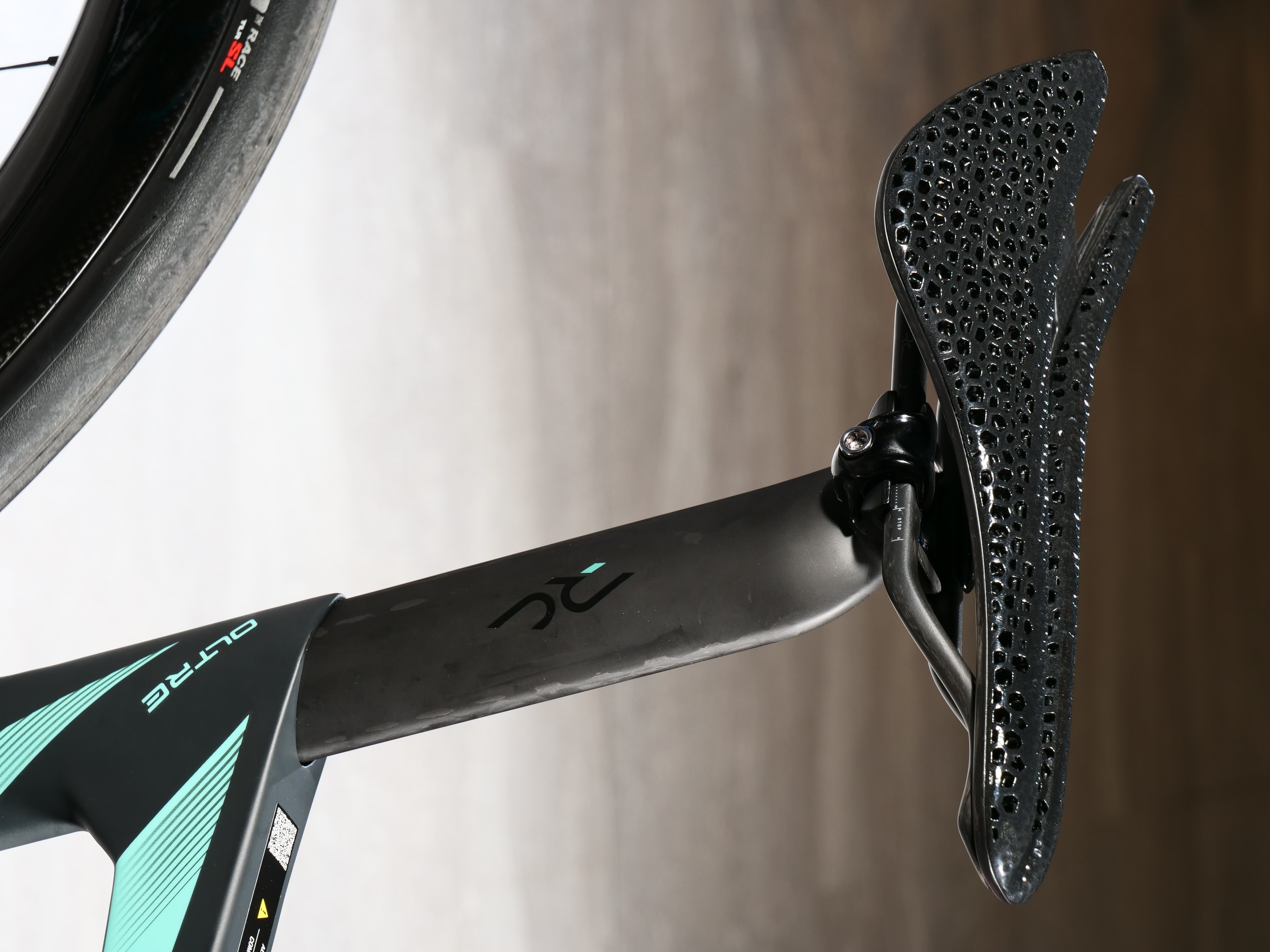 BIANCHI ( ビアンキ ) ロードバイク OLTRE RC DURA-ACE DI2 ( オルトレ RC デュラエース DI2 ) アウトレット グラファイトカーボン/チェレステアルミシルバーフルマット 50 ( 身長目安165cm前後 ) YTB21W