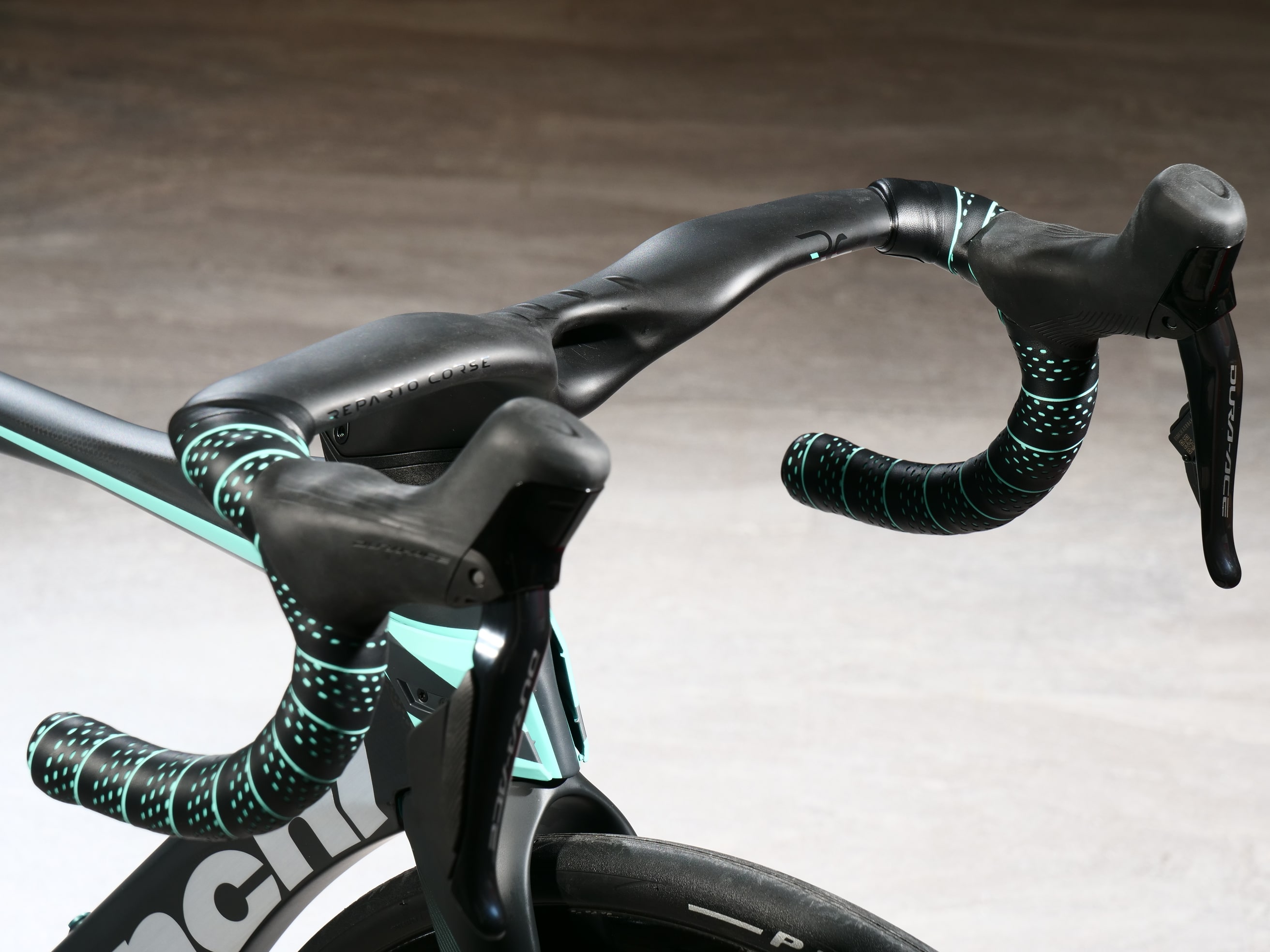 BIANCHI ( ビアンキ ) ロードバイク OLTRE RC DURA-ACE DI2 ( オルトレ RC デュラエース DI2 ) アウトレット グラファイトカーボン/チェレステアルミシルバーフルマット 50 ( 身長目安165cm前後 ) YTB21W