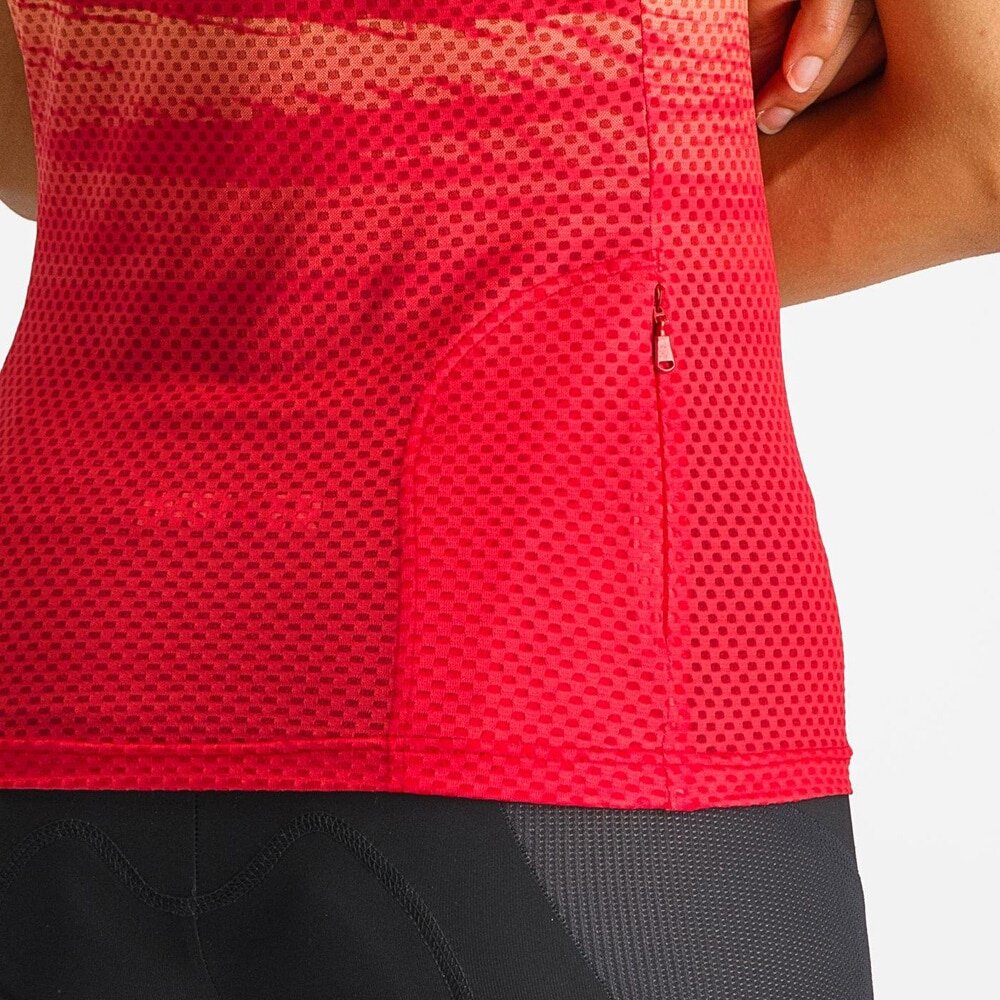 ラインナップの中で最も軽量かつ伸縮するポーラテック素材を使用したジャケット