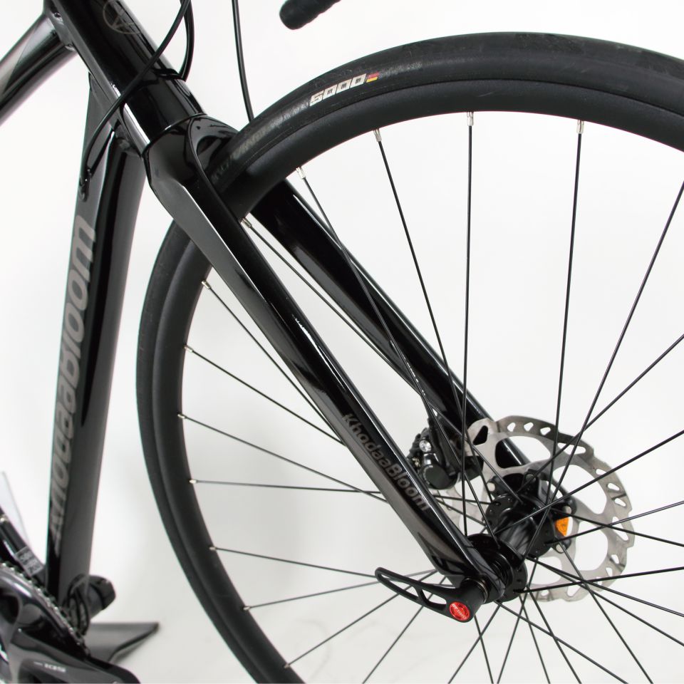 剛性を高めたフロントフォーク。スルーアクスルを採用