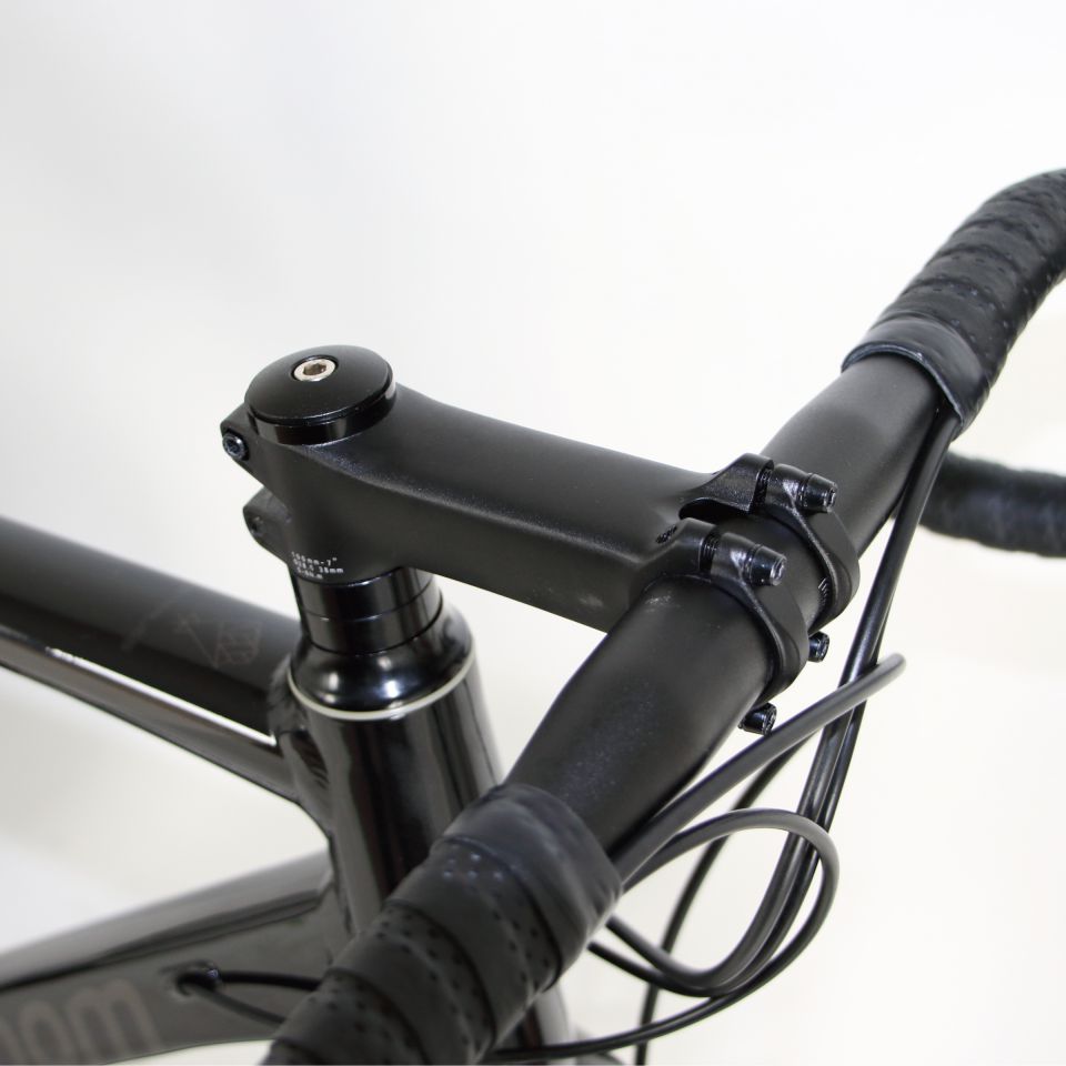 STRAUSSシリーズでは軽量なハンドルとステムを採用