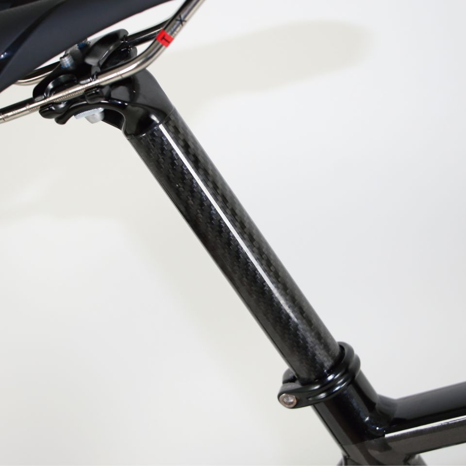 カーボンシートポストを標準搭載。軽量なだけでなく、路面からの衝撃を吸収し快適性に優れる